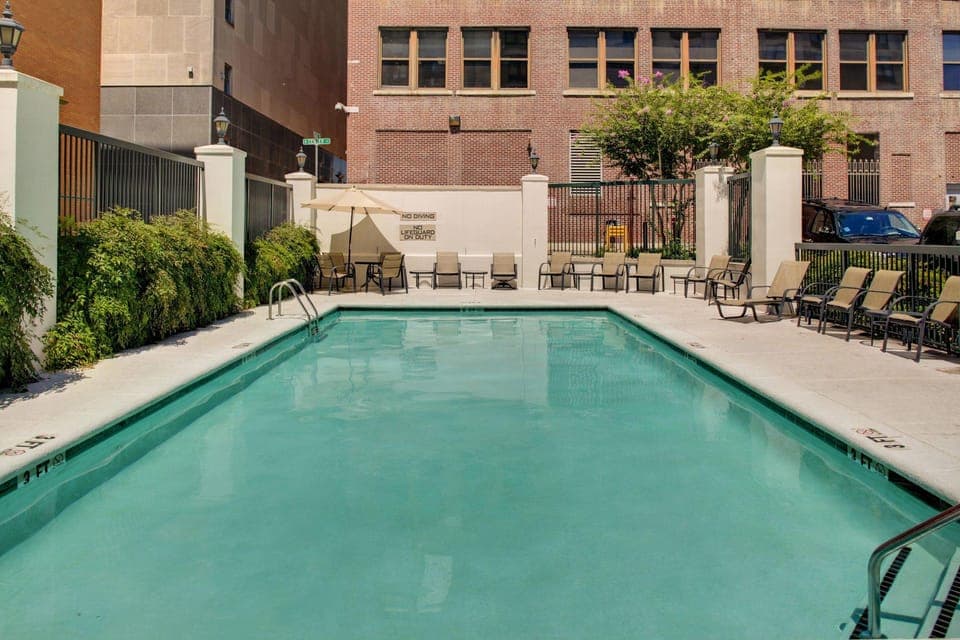 Swimming pool [outdoor]