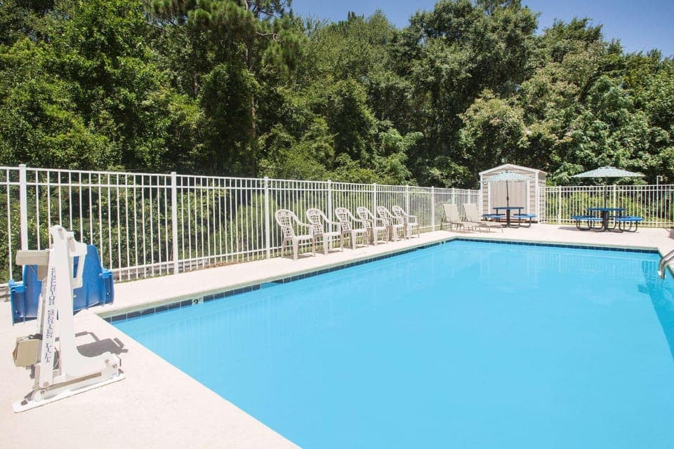 Swimming pool [outdoor]