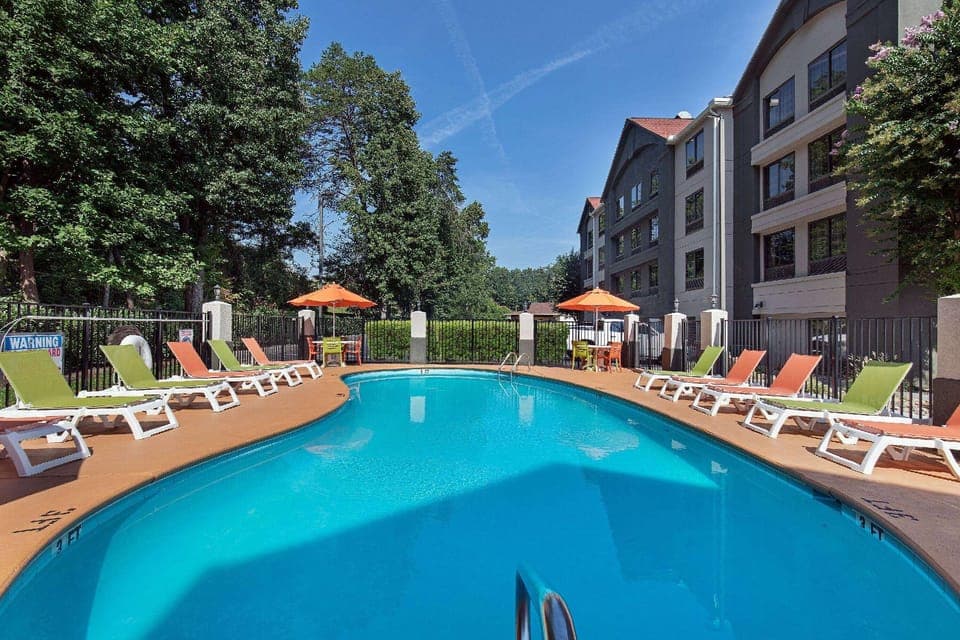 Swimming pool [outdoor]