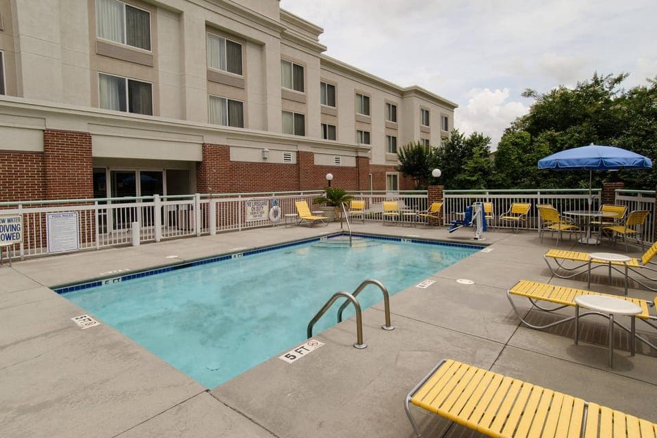Swimming pool [outdoor]