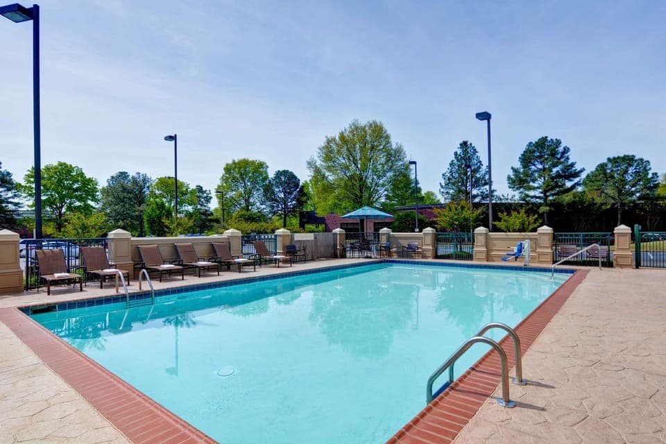 Swimming pool [outdoor]