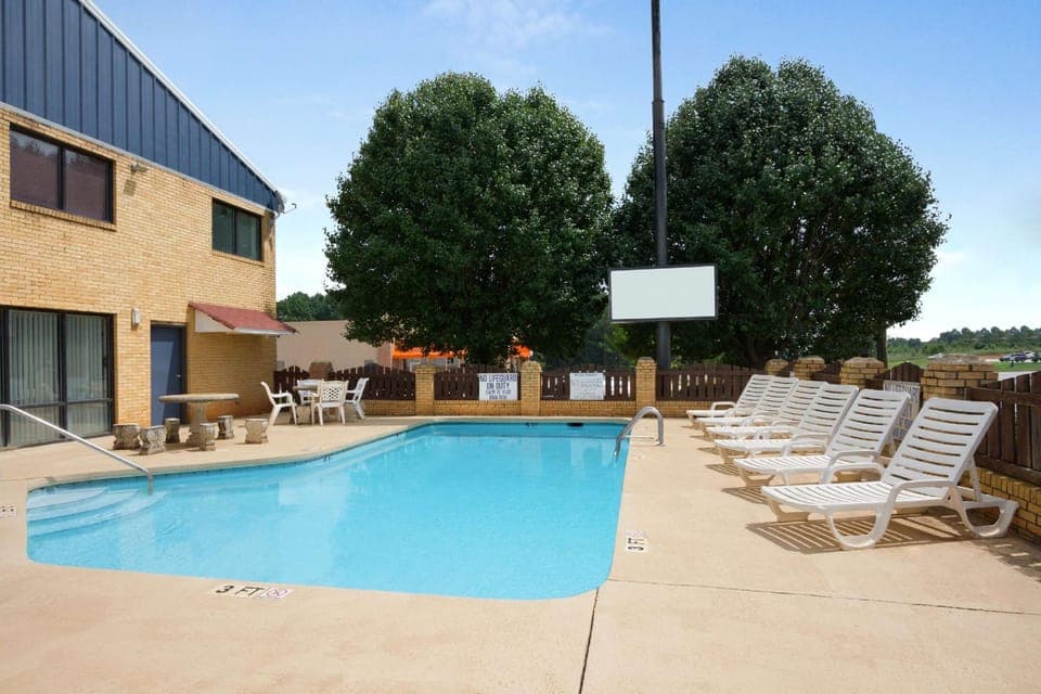 Swimming pool [outdoor]
