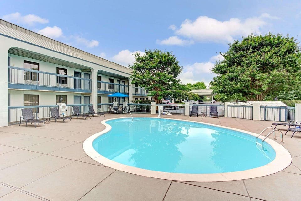 Swimming pool [outdoor]