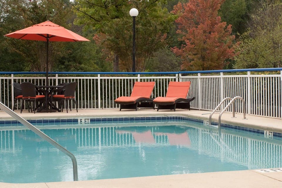 Swimming pool [outdoor]