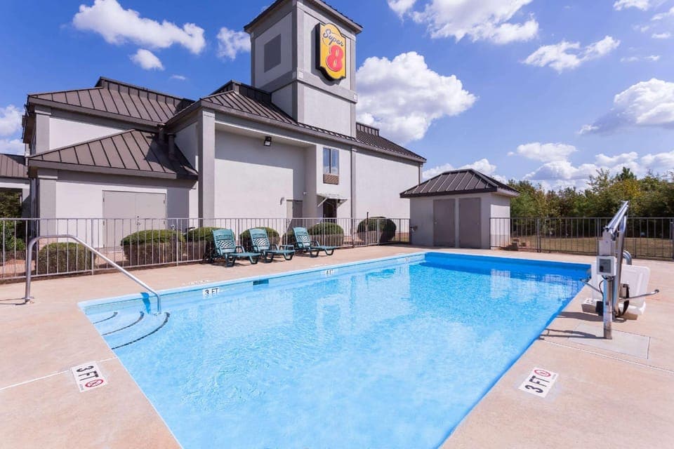 Swimming pool [outdoor]