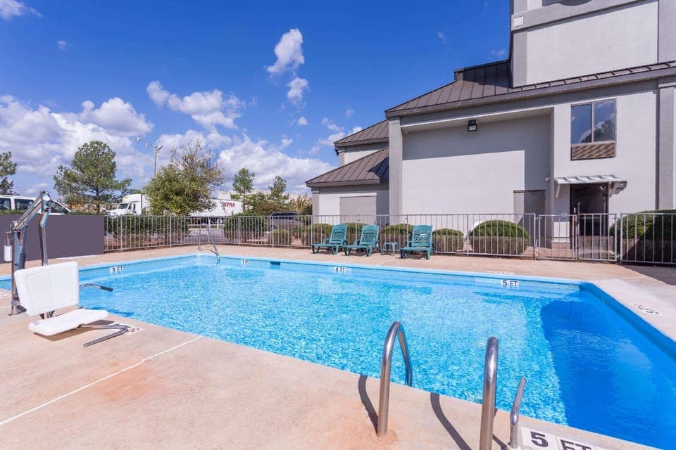 Swimming pool [outdoor]