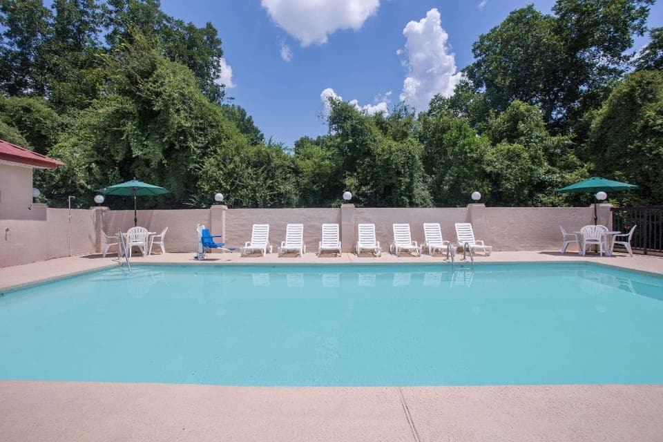 Swimming pool [outdoor]