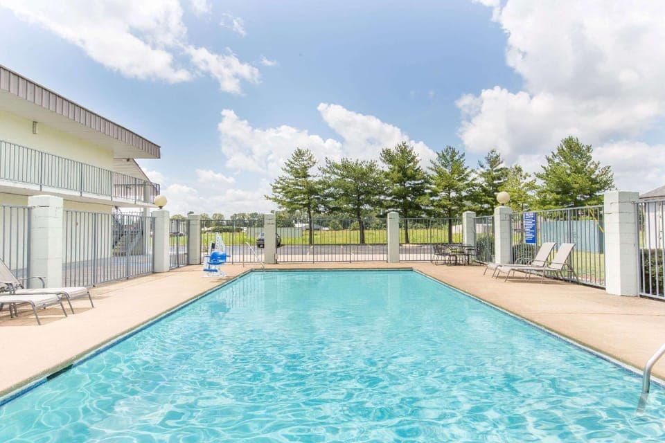 Swimming pool [outdoor]