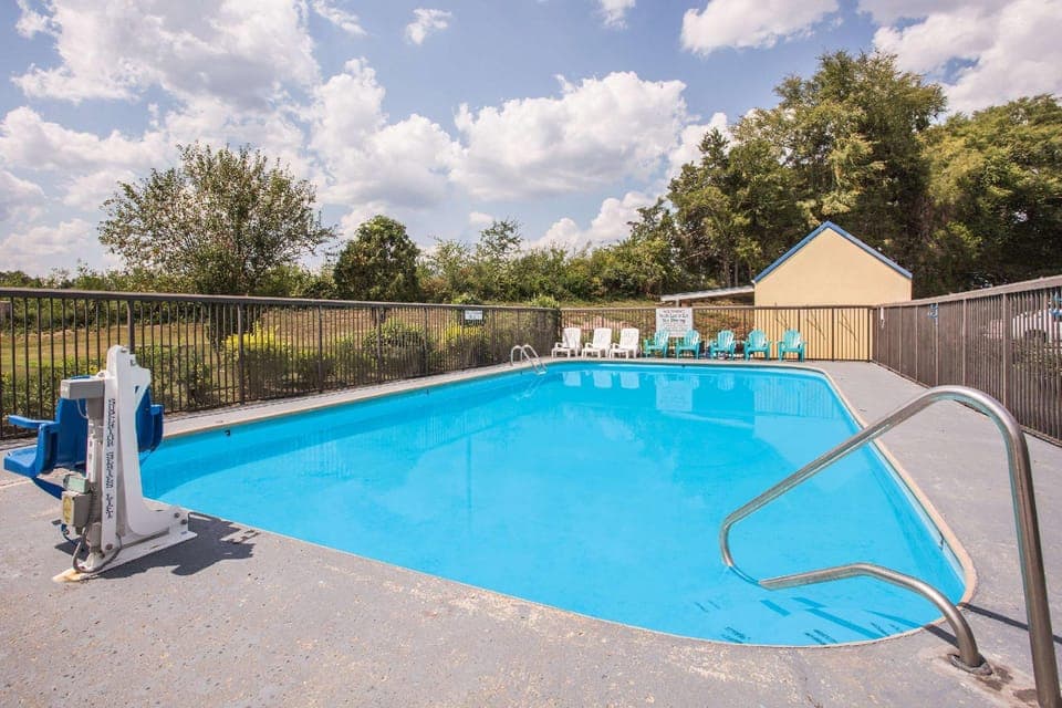 Swimming pool [outdoor]