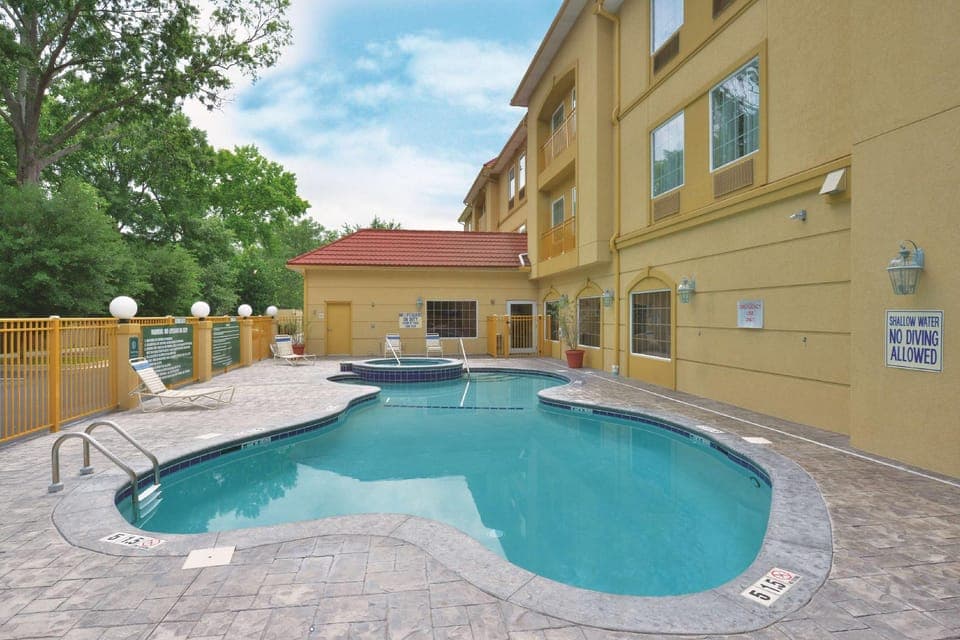 Swimming pool [outdoor]