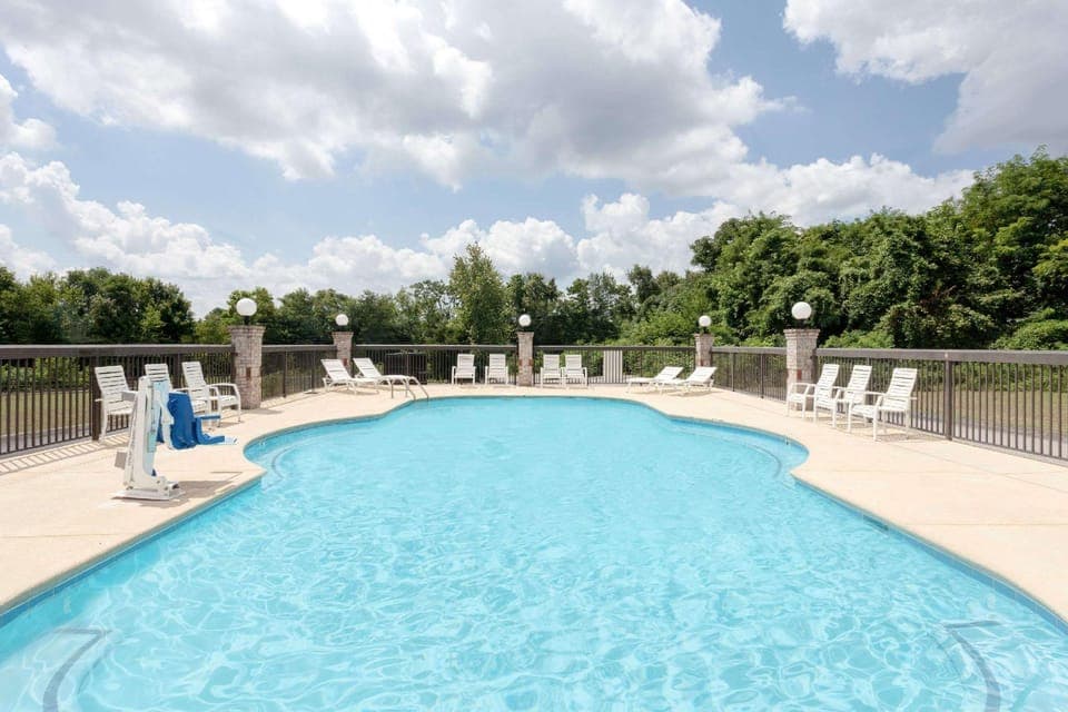 Swimming pool [outdoor]