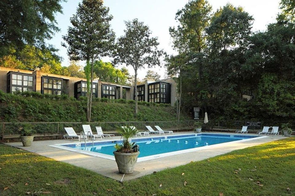 Swimming pool [outdoor]