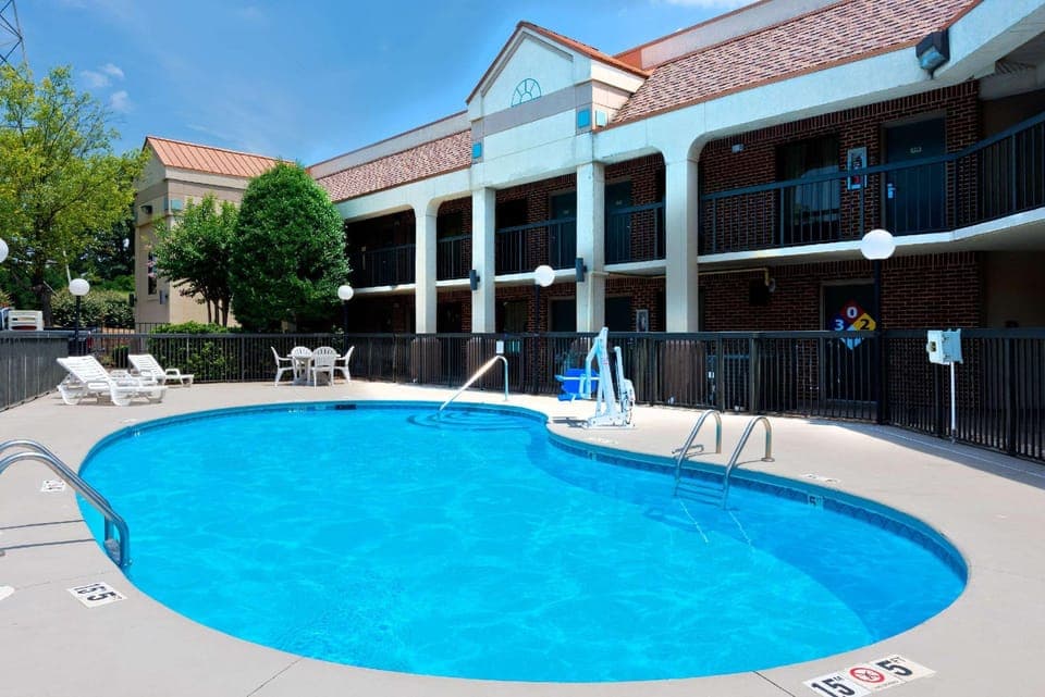 Swimming pool [outdoor]