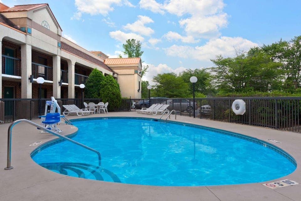 Swimming pool [outdoor]