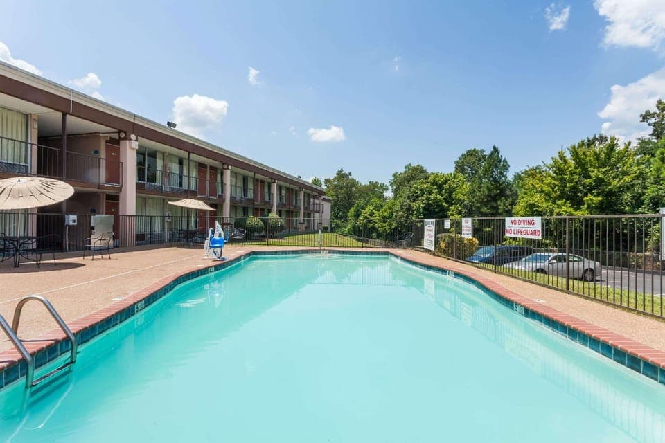 Swimming pool [outdoor]