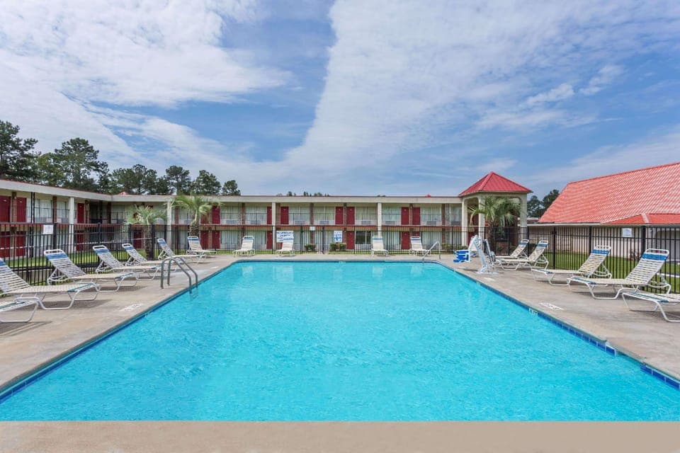Swimming pool [outdoor]