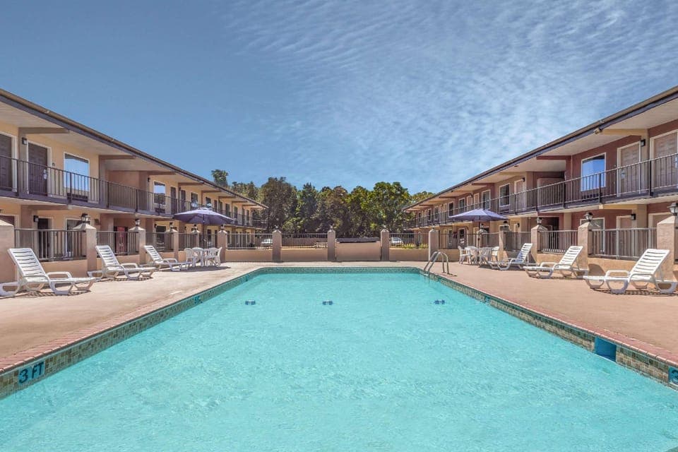Swimming pool [outdoor]