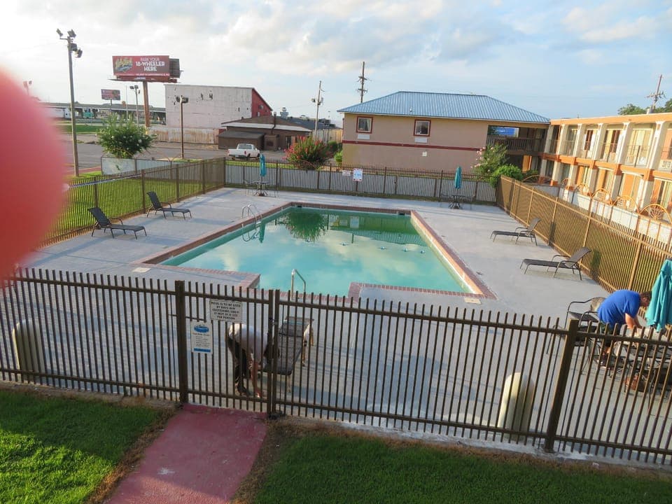 Swimming pool [outdoor]