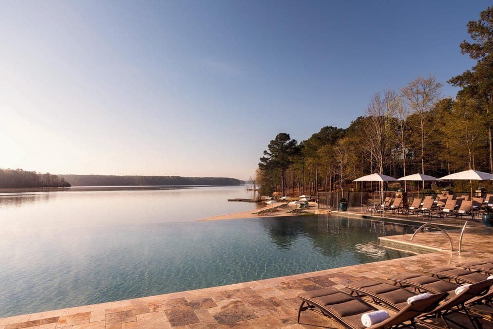 Swimming pool [outdoor]