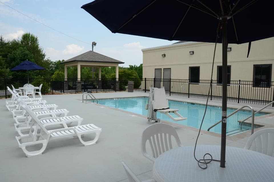 Swimming pool [outdoor]