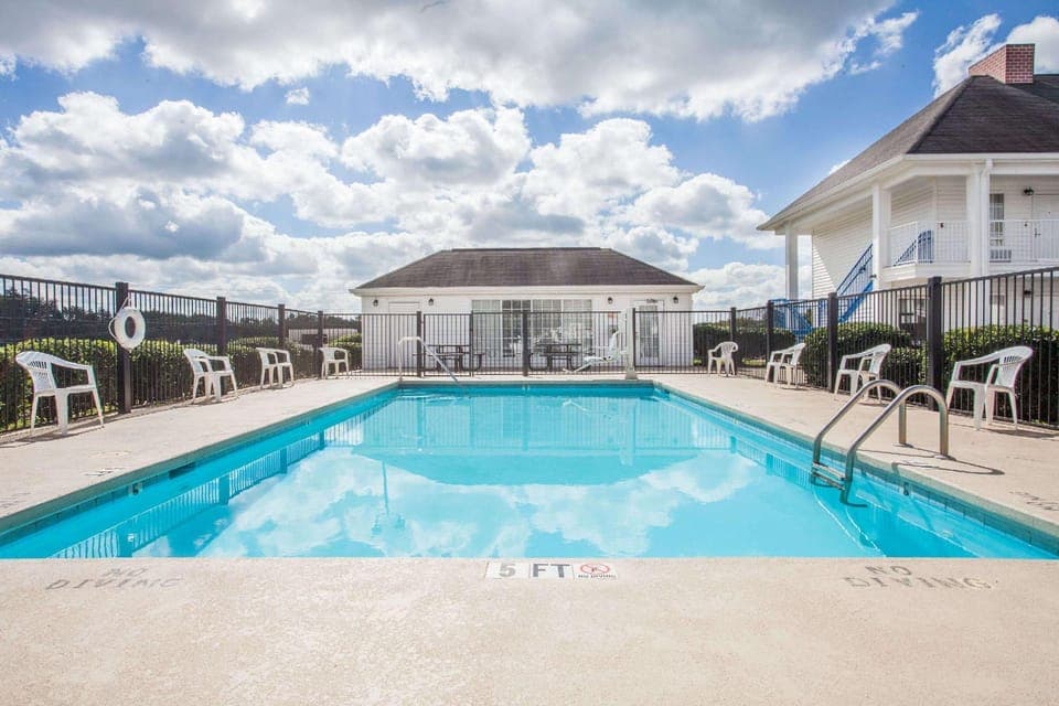Swimming pool [outdoor]