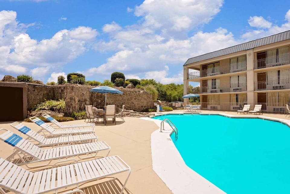 Swimming pool [outdoor]