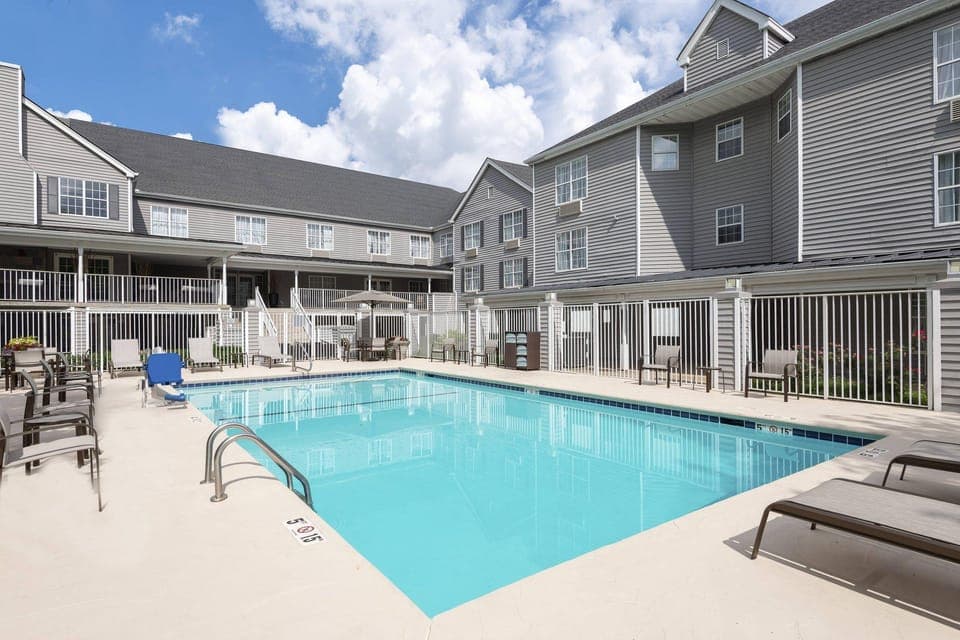 Swimming pool [outdoor]