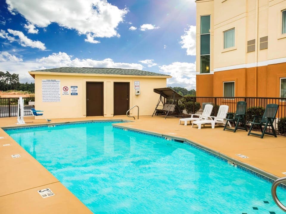 Swimming pool [outdoor]