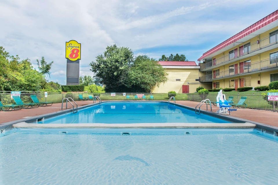 Swimming pool [outdoor]