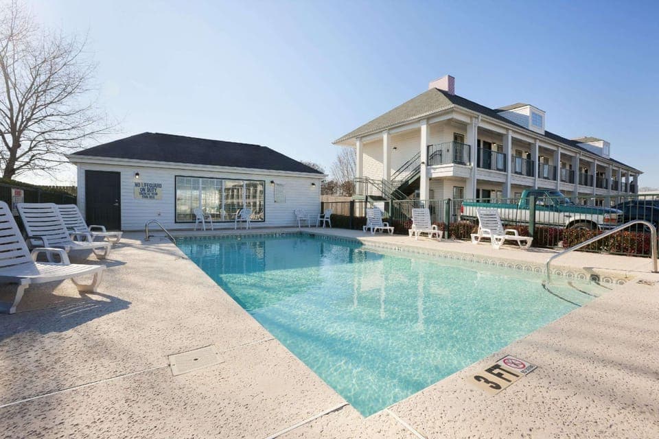 Swimming pool [outdoor]