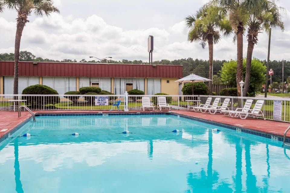 Swimming pool [outdoor]