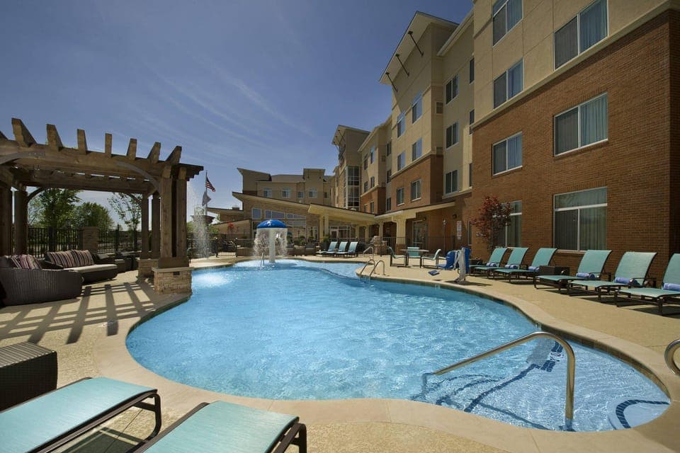 Swimming pool [outdoor]