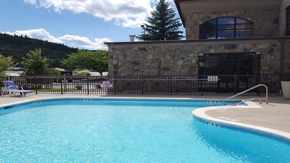 Swimming pool [outdoor]