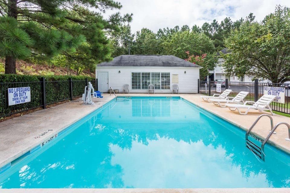 Swimming pool [outdoor]