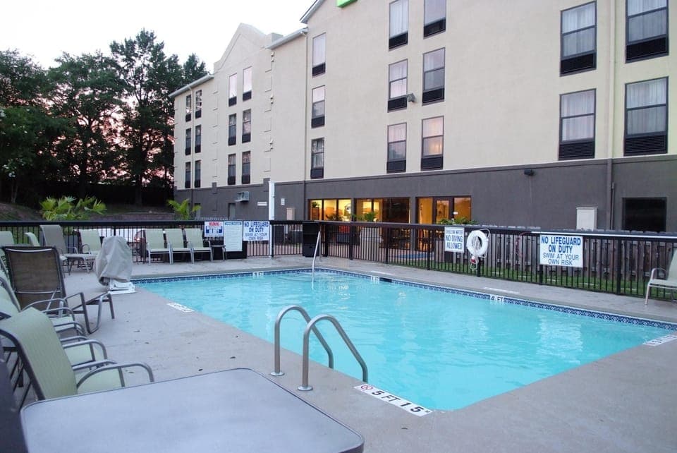 Swimming pool [outdoor]