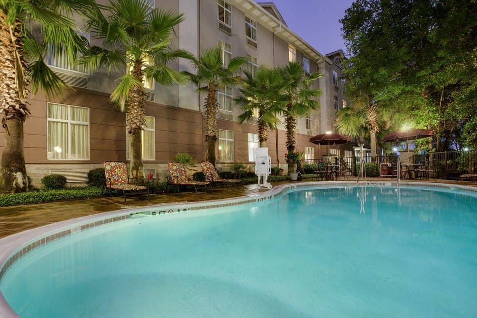 Swimming pool [outdoor]