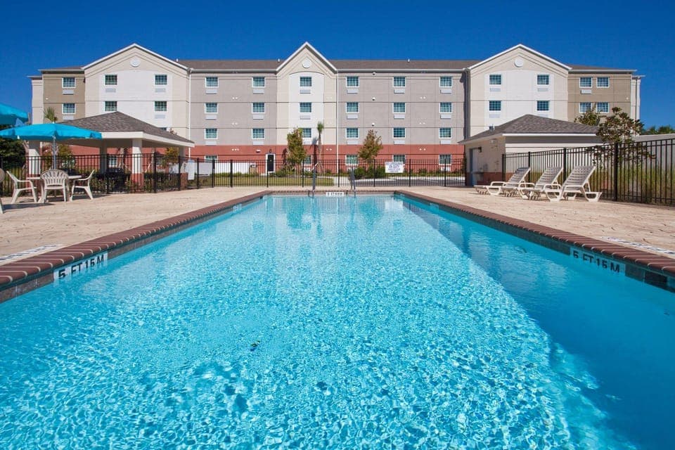 Swimming pool [outdoor]