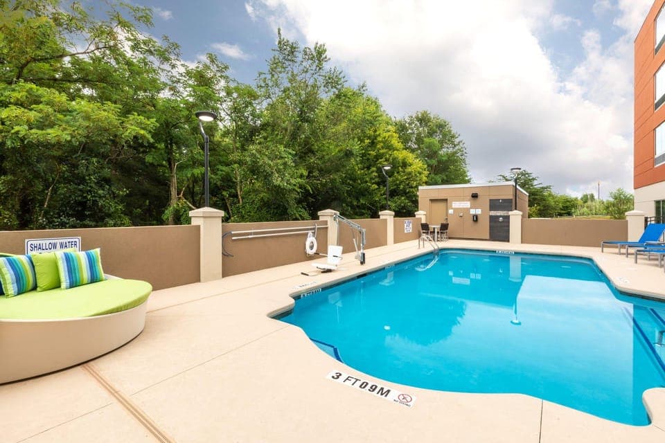 Swimming pool