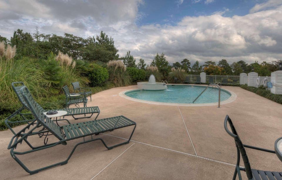 Swimming pool [outdoor]