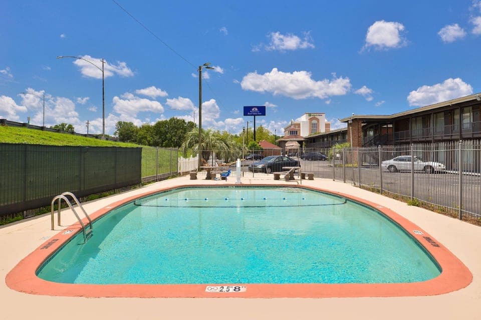 Swimming pool [outdoor]