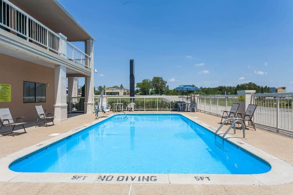 Swimming pool [outdoor]