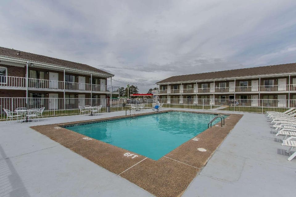 Swimming pool [outdoor]