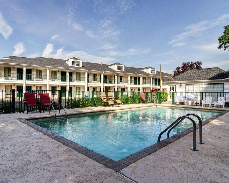 Swimming pool [outdoor]