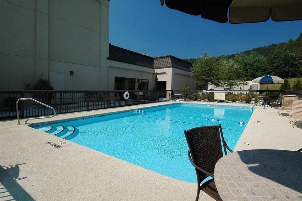 Swimming pool [outdoor]
