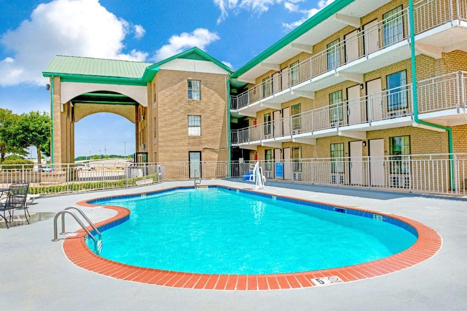 Swimming pool [outdoor]