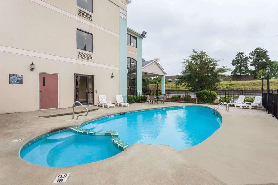 Swimming pool [outdoor]