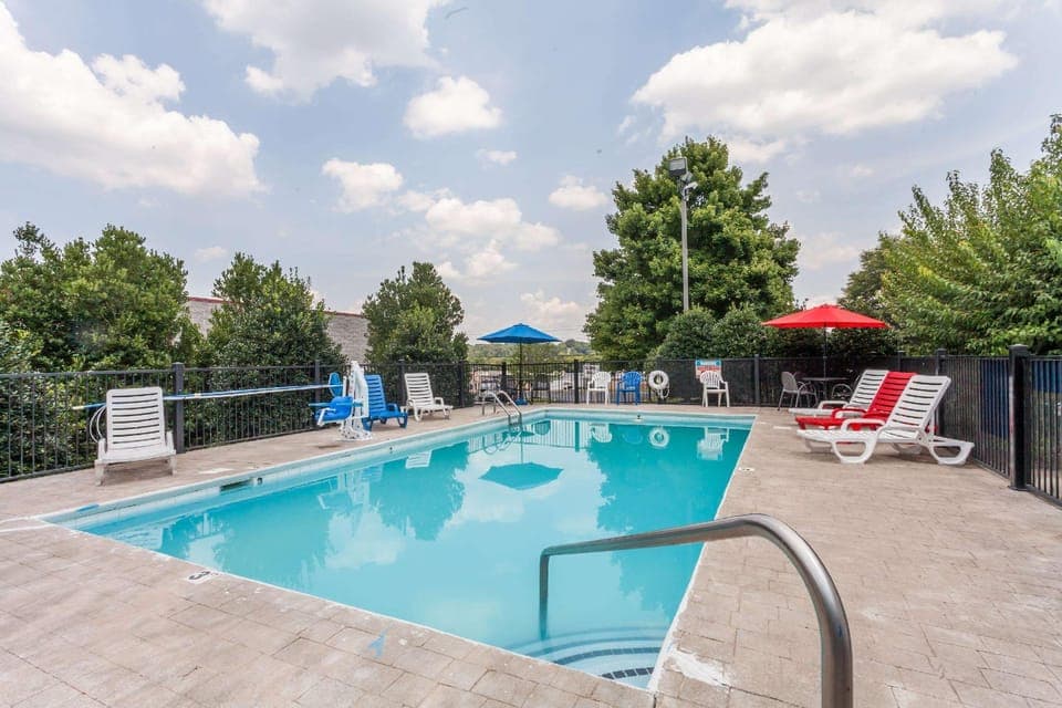 Swimming pool [outdoor]