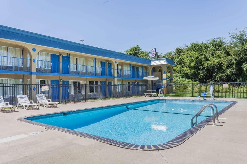 Swimming pool [outdoor]