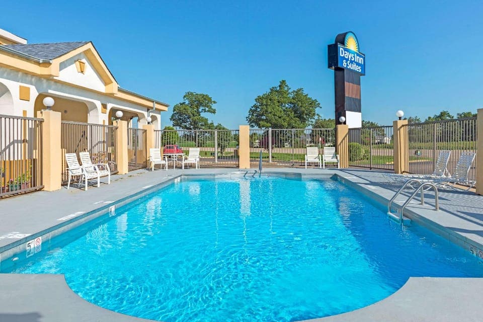 Swimming pool [outdoor]