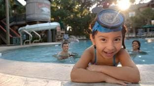 Swimming pool [outdoor]